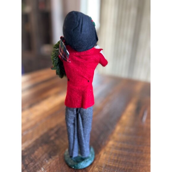 Vintage Byers Choice Carolers Figurine Man In Red Coat & Plaid Scarf Holding Wre - Picture 4 of 9
